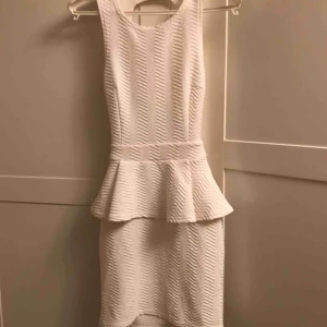  - Säljer min vita klänning eftersom att den inte passar mig längre. Köpt på Nelly Kontakta mig om ni vill ha bättre bilder! 