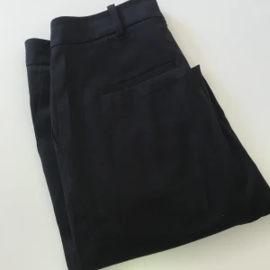 Kostymbyxor i storlek XS - Prislappen finns fortfarande på har endast testats 1 gång i butik . Köptes för 300kr, säljer för 200 så det e bara att lägga bud.