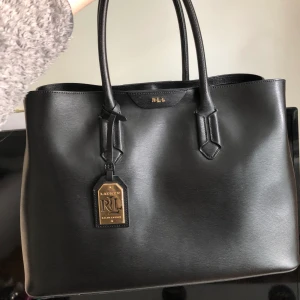 Ralph Lauren-väska Tate city tote  - Säljer min superfina Ralph Lauren-väska då jag inte använder den längre. Modellen heter Tate city tote. Helt äkta och i äkta skinn.  Köptes på Zalando för 3595 kr. Dustbag och tags medföljer. Pris kan diskuteras! 🥰 