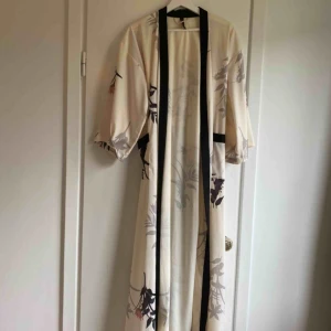  - Kimono med fint mönster. Priset är Ink frakt! 