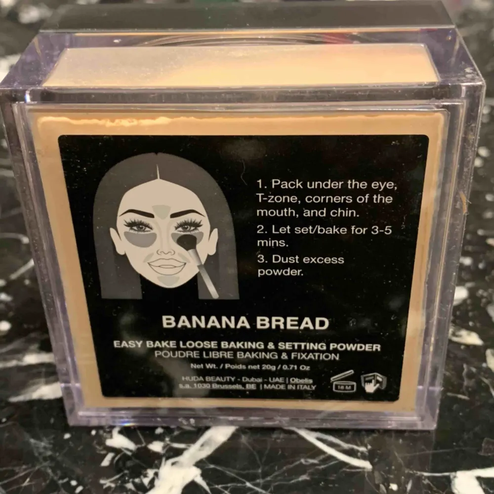 Huda Beautys baking & setting powder i färgen Banana Bread, endast testad då jag råkade köpa fel färg. Originalpris 415kr på Sephora. Alltså 40% rabatt för en oanvänd förpackning. . Övrigt.