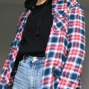 Rutig skjorta - Svin snygg och trendig rutig skjorta!! Köparen står för frakt😘