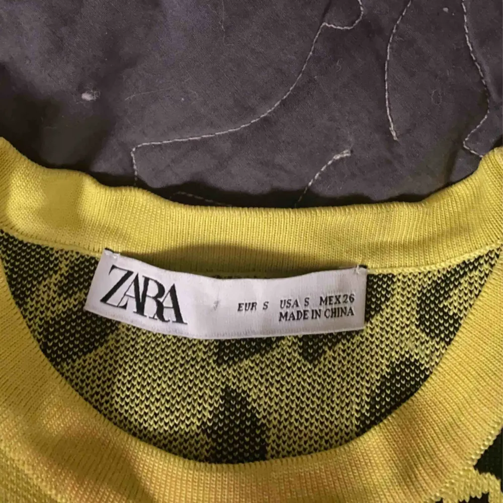 En as cool populär tröja från zara i en gul zebra mönstrad färg. Köpte den i somras och den finns inte kvar. Säljer eftersom jag inte får någon användning av tröjan. Har bara använt ungefär 2-3 gånger. T-shirts.