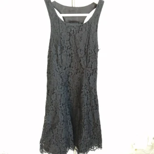 Spetsklänning  - Spetsklänning med x form på baksidan. Ser jätte söt ut på😍 Medium längd. Använd enstaka gång 