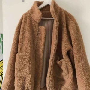  - Jätte Mysig jacka i Teddy . Storlek m Frakt ingår