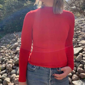  - Röd polo, tajt modell. stretch så passar även M, beroende på passform. Väldigt skönt material. Frakt tillkommer annars kan jag mötas upp i Göteborg.