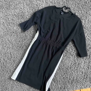  - Svart Klänning med vita sträck på sidorna! Har tyvärr ingen bild på 