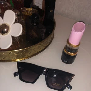 Coola brillor - Coola brillor från nakd, aldrig använda då de inte passar mig i smaken! 