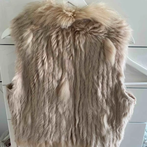 Pälsväst - Säljer min pälsväst med äkta päls, använd ett fåtal gånger! Fint skick, passar en S/M