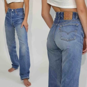  - Levis 501 i en ganska mörk denim färg! (Första bilden visar endast hur de sitter!) Säljer pga av att de är för små i midjan. Budet ligger på 510 kr 😇 🥰