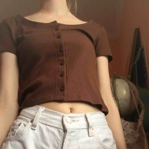 Brun tröja monki - Brun tröja från monki i ribbat material. På bilden har jag stylat den på lite olika sätt. Den är endast provad, prislapp finns kvar!kan mötas upp i sthlm annars betalar köpare frakt🥰