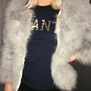 Pälsjacka strl XS/S - Säljer min pälsjacka med äkta päls. Strl XS/S. Nypris 1999kr mitt pris 150kr☁️