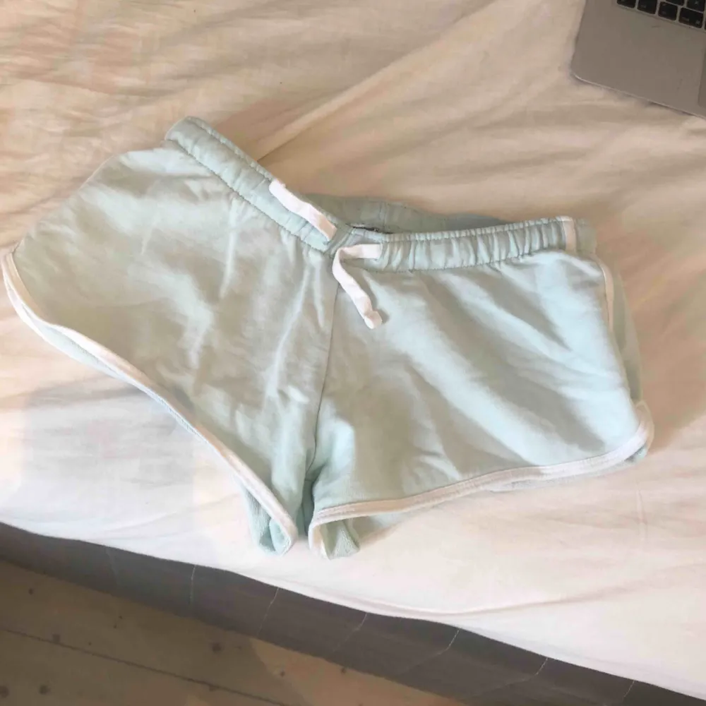 jätte söta mjukis shorts i en mintgröna färg. perfekt att ha på stranden med en bikini under eller bara ha något att mysa i. skulle säga de passar också nån som e xs, s och m. Shorts.