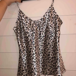  - Superfint silkeslinne från estelle collection. Köpt för ca 500kr. Mycket fint skick! Frakt ingår💞