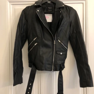 Jacka från Zara - Jacka i fejkskinn från Zara i strl Xs. Oanvänd! Hämtas i Stockholm eller skickas mot porto
