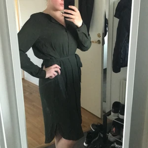NY Selected femme klänning - En jättefin grön klänning från Selected femme. Skulle säga att den passar en 38 också. Endast testad. Klänningen har ett band runt som man kan använda eller inte samt bestämma hur hårt man vill. Den har knäppning framtill. NYPRIS:799kr.