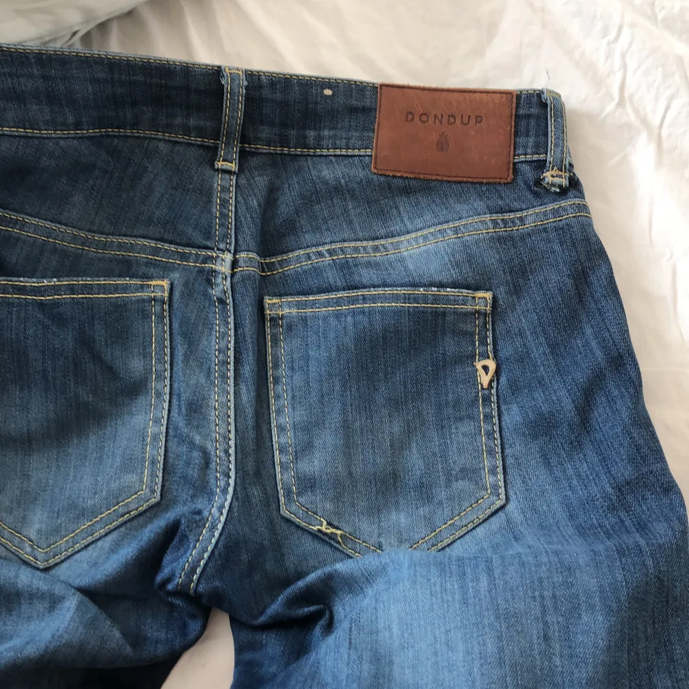 Så snygga bootcut jeans med hål på båda knäna. Väl använda men inget så syns särkilt mycket. W 25. Passar mig som är 162. Köpta på rea för 600kr. Köparen står för frakten (63 kr) . Jeans & Byxor.