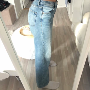 Monki jeans - Superfina breda Monki jeans storlek 29, men passar 28 också!💕 Har använt den ett fåtal gånger! Är 180cm! 
