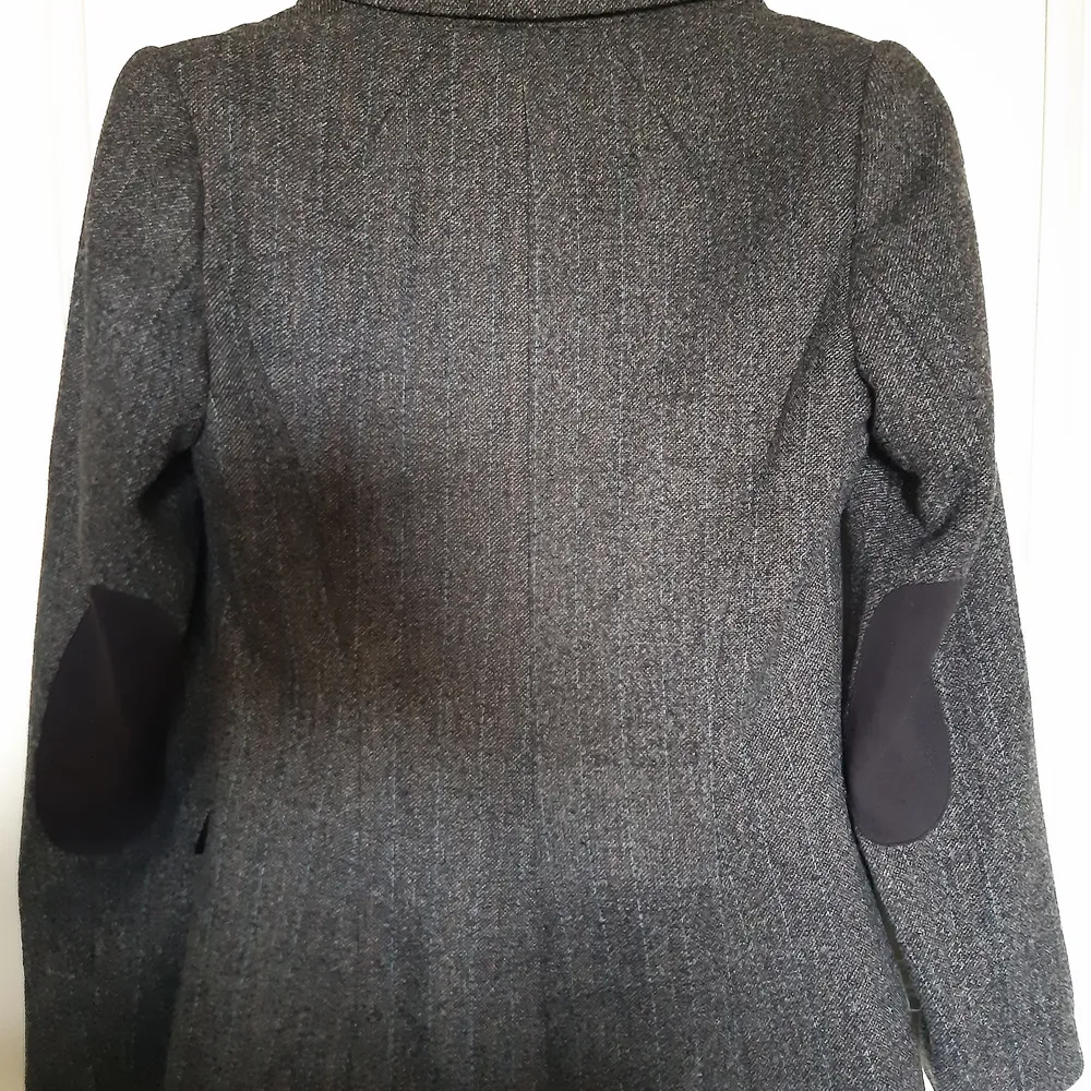 Slim fit model. Classic cut. Only used 2-4 times. In supergood conditions! Like new!. Takit.