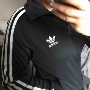  - Känns som medium mer, skön när den är lite pösig  Fint skick, använd väl Svart & vit Mötes och fraktar men då står köparen för frakten :) Vid andra frågor är det bara att höra av sig