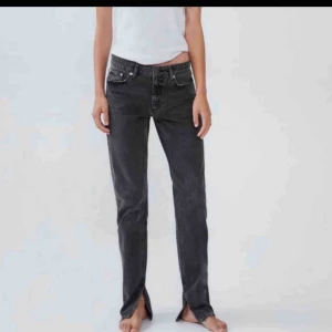  - De populära slutsålda jeansen med slits från zara. Storlek 34. Aldrig använda. Tog bort lapparna då jag trodde att jag skulle ha dem, lapparna finns dock kvar bara att de inte sitter på. Buda! :)