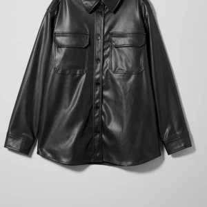 Weekday faux leather shirt - Supersnygg overshirt i konst läder. Mjuk och följsam. Knappt använd och förtjänar att dansa vidare med någon som kommer använda den mer!
