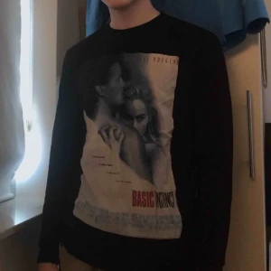  - Cool tröja från ASOS med motiv från filmen Basic Instincts. Har aldrig använt den och känner att den verkligen behöver en bättre husse:)