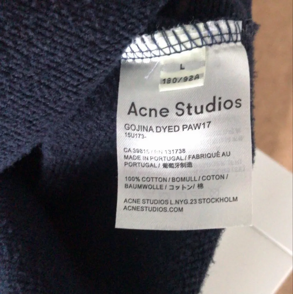 Acne tröja navy i storlek L barn vilket motsvarar xs, Bra skick och sitter oversized. Tar trades och pris kan alltid diskuteras:). Hoodies.