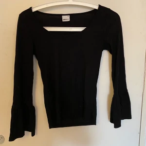 Svart tröja med detaljer  - Säljer denna svarta tröja hör av dig om du är intresserad eller har frågor kram!💓💓