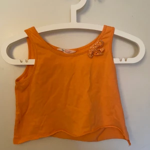 Gulligt oranget linne - Säljer detta orangea linne hör av dig om du är intresserad eller har frågor kram!💓💓