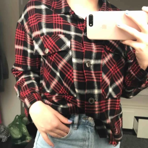 - Rutig skjorta från zara! Super skön och mysigt, helt oanvänt så som ny!! Frakt 30kr💕💕☀️❤️