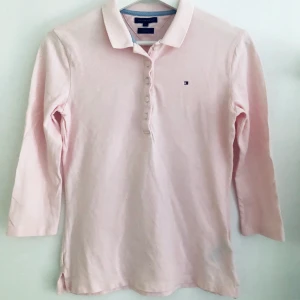 Tommy Hilfiger pike  - ▫️Ljusrosa Tommy Hilfiger pike med 3/4 ärm ▫️Storlek S ▫️Mycket gott skick ▫️Frakt 44 kr