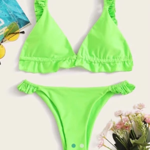 Shein - Säljer denna superfina bikini i persedlar färg för att se extra brun ut inför sommaren. Superfin verkligen men något stor för mig som är en normal XS, denna är i storlek S. 