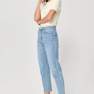 NYA Mom jeans strl 36 - Helt nya oanvända jeans mom fit. Storlek 36. Nypris 499. Slut i lager. 