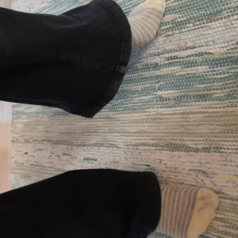 Svarta, något använda och lite nötta bootcut jeanse som är stretching och väl utvidga. Säljer pga jag är för kort för dem (som man ser i bild 2). Frakt ingår . Jeans & Byxor.