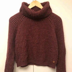 Tröja - Fin och skön stickad tröja i vinröd färg, bra skick, inte använd ofta. Nypris 350/400kr