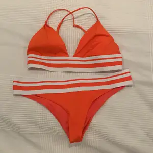 Jag säljer min bikini som är oanvänd, köpte den från H&M. Toppen 38 och underdelen 38. 