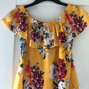 Off shoulder - Säljer denna off shoulder tröja då den inte kommer till användning för mig längre! Betalning sker via swish, frakt tillkommer. 