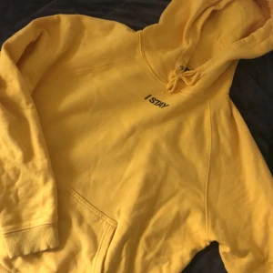 Stay hoodie gul - Köpt för 399kr, säljer då jag inte använder den längre. Inga fläckar eller så, dock en aning urtvättad. 💛 Storlek L, sitter däremot perfekt på mig med storlek M då modellen är vanligtvis väldigt tajt. Färgen framgår tydligast på första bilden💕