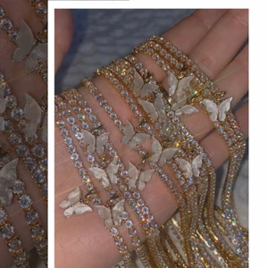 Guldpläterad halsband / chocker - Shiny diamonds elegant populär chain/halsband ( fjärilen kommer i olika färger , water resistance! Guld pläterad 