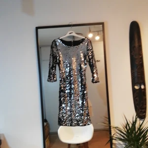 Festklänning  - Skit snygg paljettklänning med öppen rygg som slutar precis över knäna på mig som är 160🥰