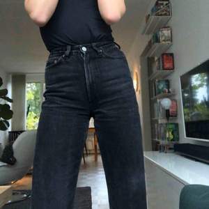 Assnygga jeans från weekday i modellen row och ”tvättad” svart😍🤤🖤 är tyvärr för små för mig men äääälskar dem😍🥺🥰 stl 24W30L