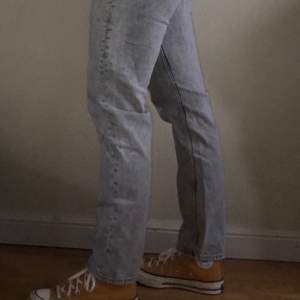 Raka jeans från BikBok storlek M. Boyfriend modell. Jättefina men är tyvärr för stora för mig. Mycket bra skick.  Köparen står för eventuell frakt, eller så möts vi upp i Gävle. 