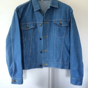  - Snygg jeansjacka i bra skick! Använd någon enstaka gång.