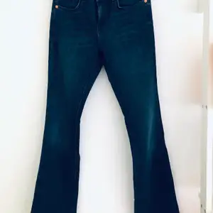 ▫️Bootcut jeans ▫️Storlek 27 men liten i storleken så passar bättre som 25/26