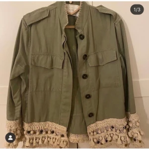 Grön jacka  - Säljer en grön jacka från zara i storlek xs