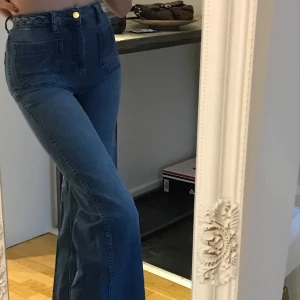 80 tals jeans  - Nu måste jag tyvärr sälja mina älskade jeans! Dom är för små för mig nu. Riktigt 80 tals inspirerade och ett bland de snyggaste jeans jag har sett iaf! Flätor i midjan som ett bälte nästan! Passar dig som har liten midja!💕