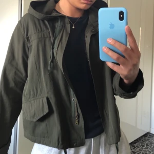 Grön sommarjacka  - Grön sommar/vår-jacka. Snygg och enkel men kommer ej till användning. Frakt tillkommer! 