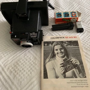 Polaroid kamera, COLORPACK82 LAND CAMERA - Unik polaroid kamera, vintage. Allt på bilden följes med, säljes i välhållen skick. Går även att byta mot andra kameror. Mötes endast upp i Sthlm, pris kan diskuteras.