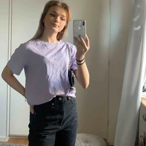  - T-shirt från weekday i strl xs.  🦋💘✨💜